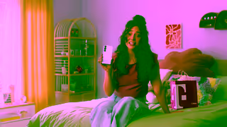 T-Mobile Llvate 4 telfonos Galaxy S25 con Galaxy AI por cuenta de TMobile y ahorra en grande TMobile Ad Commercial Brand Imagery Photoshoot 0