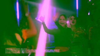 T-Mobile Llvate 4 telfonos Galaxy S25 con Galaxy AI por cuenta de TMobile y ahorra en grande TMobile Ad Commercial Brand Imagery Photoshoot 1