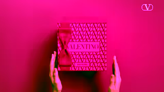 Valentino vlt dmi brde multi xmas 24 unboxing video bir donna 100 15 50 3614274320695 16x9 Ad Commercial Brand Imagery Photoshoot 2