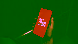 GetYourGuide AGUS2025BrandBasePlanDISBookForwardToIt16x9USENYTInStream15sStreetFoodTourInMarketAff Ad Commercial Brand Imagery Photoshoot 0