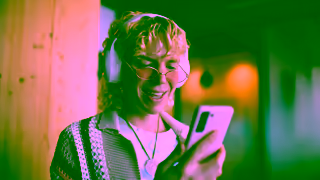 Mailchimp MYM UKI ATTRACT YouTube Demand Gen Video MYM MultiPhones LearnMore 15s 16x9 Ad Commercial Brand Imagery Photoshoot 1