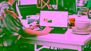 Klaviyo Klaviyo 1984 06 AUS Web 16x9 LearnMoreCTA DELIVERY 02282025 Ad Commercial Brand Imagery Photoshoot 1