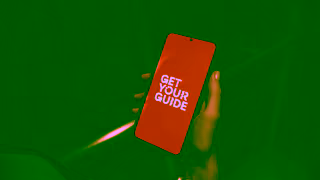 GetYourGuide AGUS2025BrandBasePlanDISBookForwardToIt16x9USENYTInStream15sHotAirBalloonInMarketAffi Ad Commercial Brand Imagery Photoshoot 0