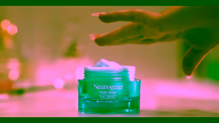 Neutrogena KNHB0362000H Neutrogena Hydroboost Weightless Hydration 16x9 CA ENG Web Mix 06 sec Ad Commercial Brand Imagery Photoshoot 0